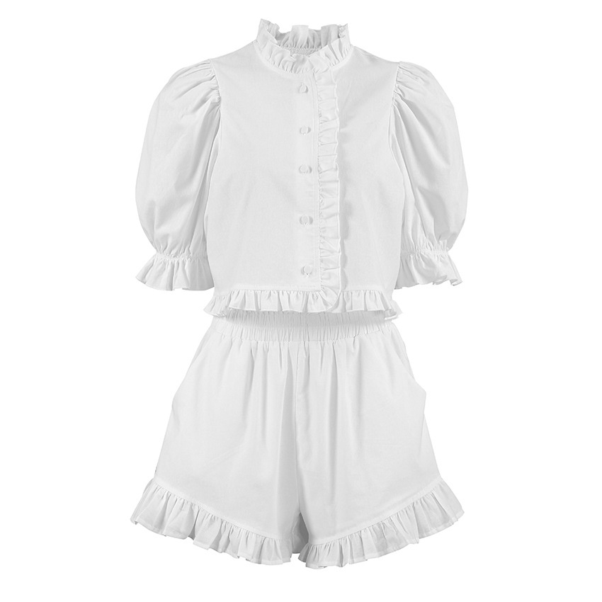 Completo due pezzi composto da top bianco con maniche a sbuffo e pantaloncini.