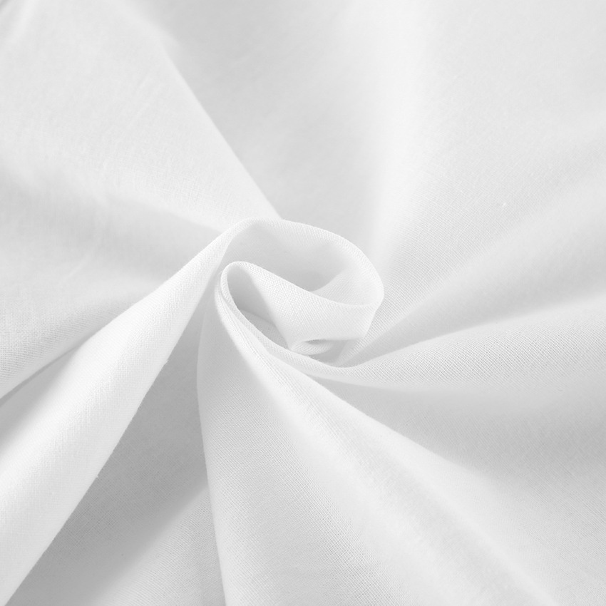 Completo due pezzi composto da top bianco con maniche a sbuffo e pantaloncini.
