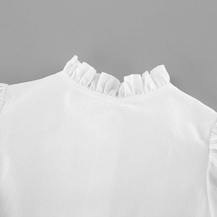 Completo due pezzi composto da top bianco con maniche a sbuffo e pantaloncini.
