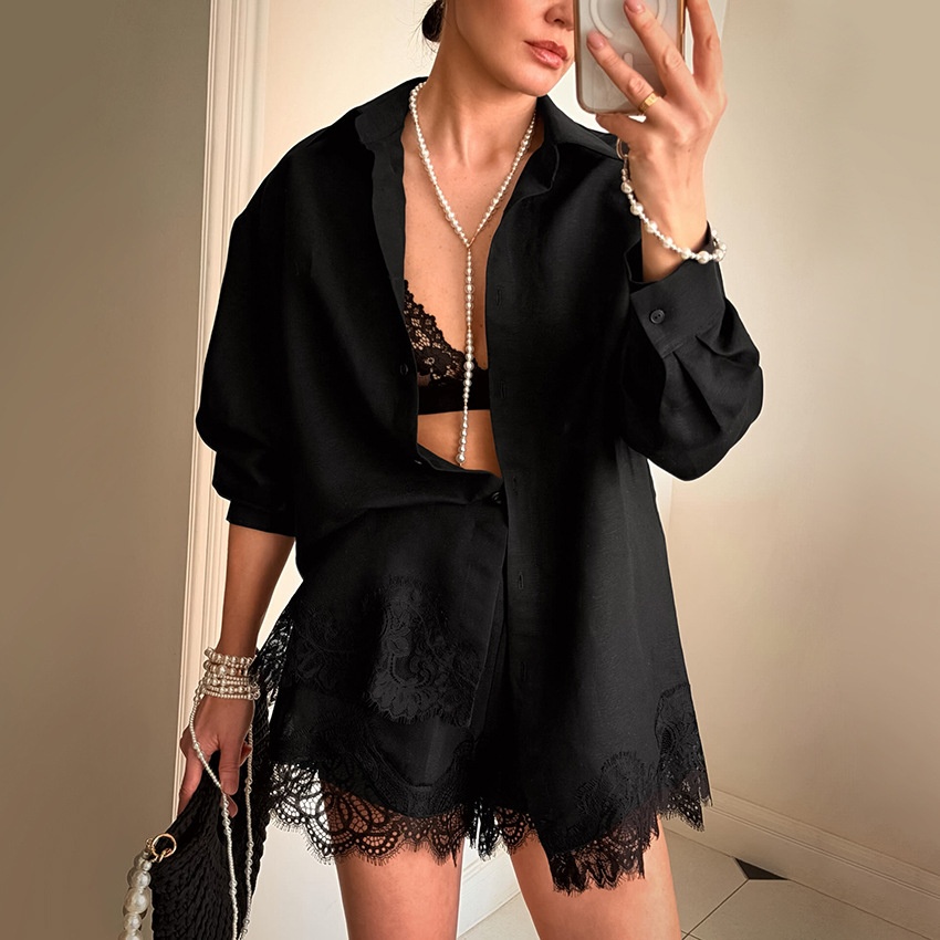 Completo da donna composto da camicia e pantaloncini con orlo in pizzo