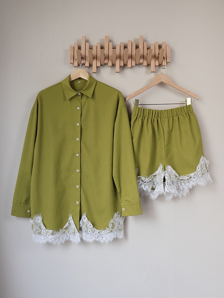 Completo da donna composto da camicia e pantaloncini con orlo in pizzo