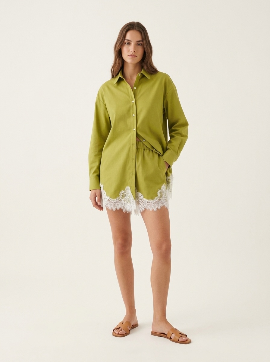 Completo da donna composto da camicia e pantaloncini con orlo in pizzo
