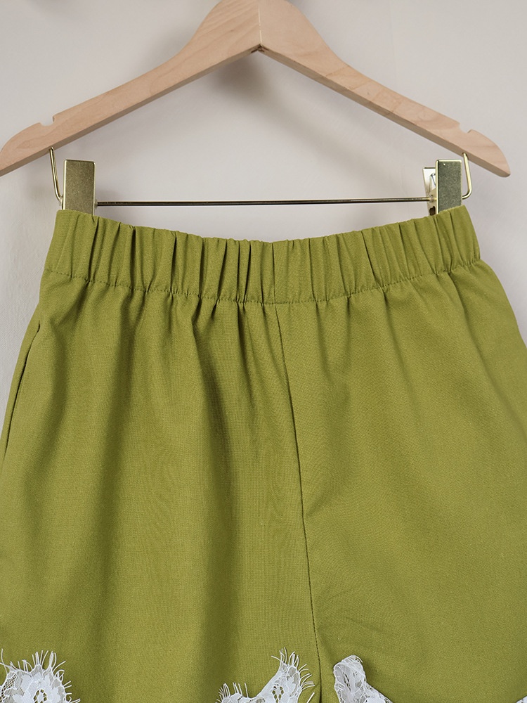 Completo da donna composto da camicia e pantaloncini con orlo in pizzo