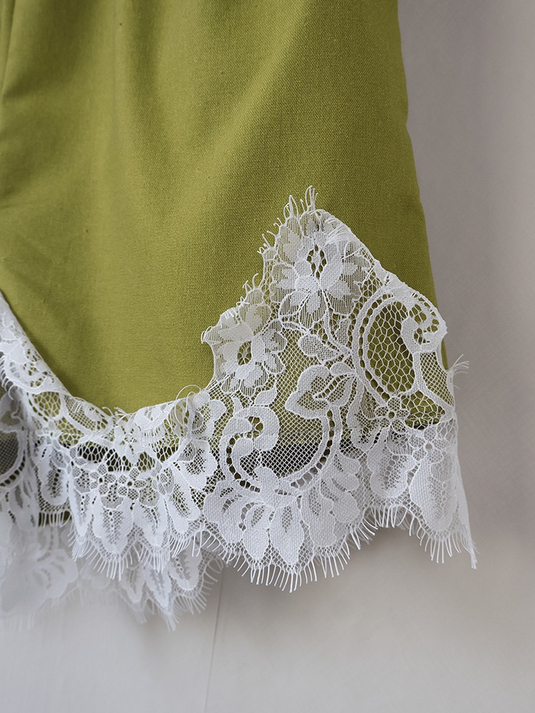 Completo da donna composto da camicia e pantaloncini con orlo in pizzo