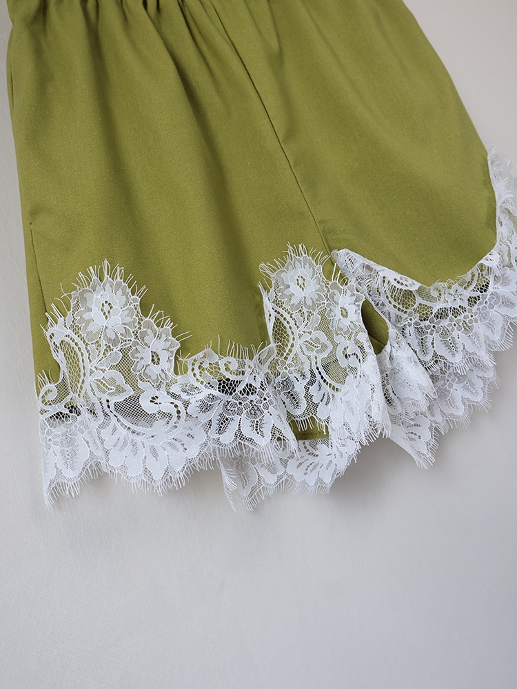 Completo da donna composto da camicia e pantaloncini con orlo in pizzo