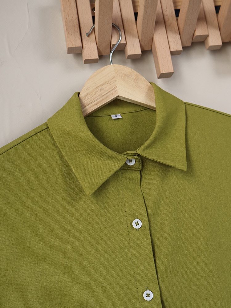 Completo da donna composto da camicia e pantaloncini con orlo in pizzo