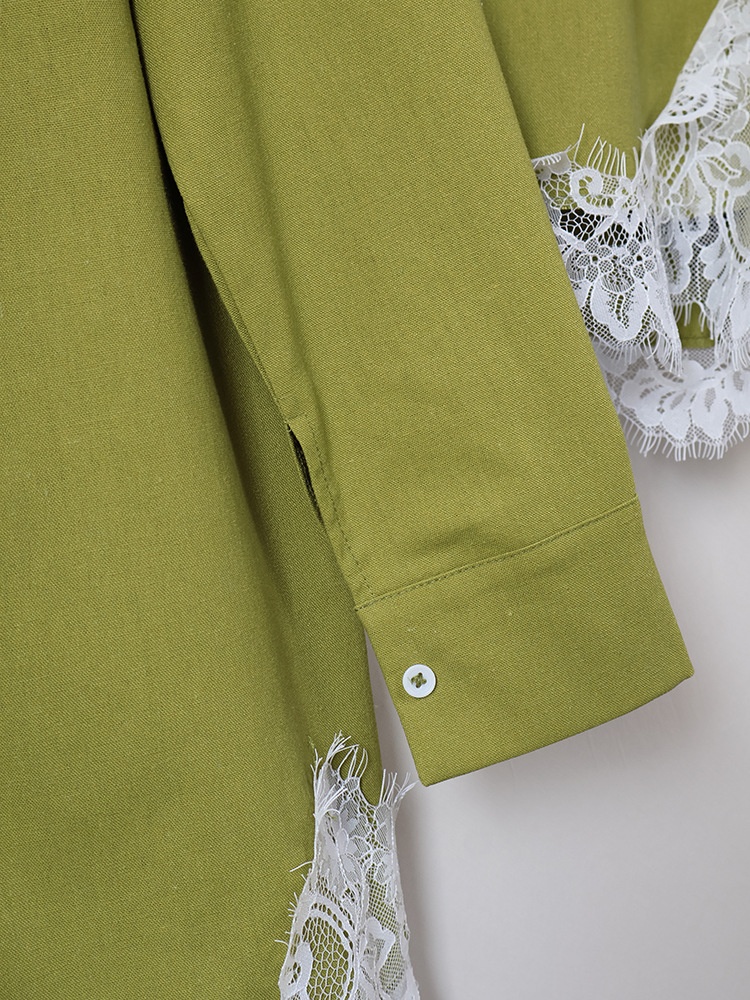 Completo da donna composto da camicia e pantaloncini con orlo in pizzo