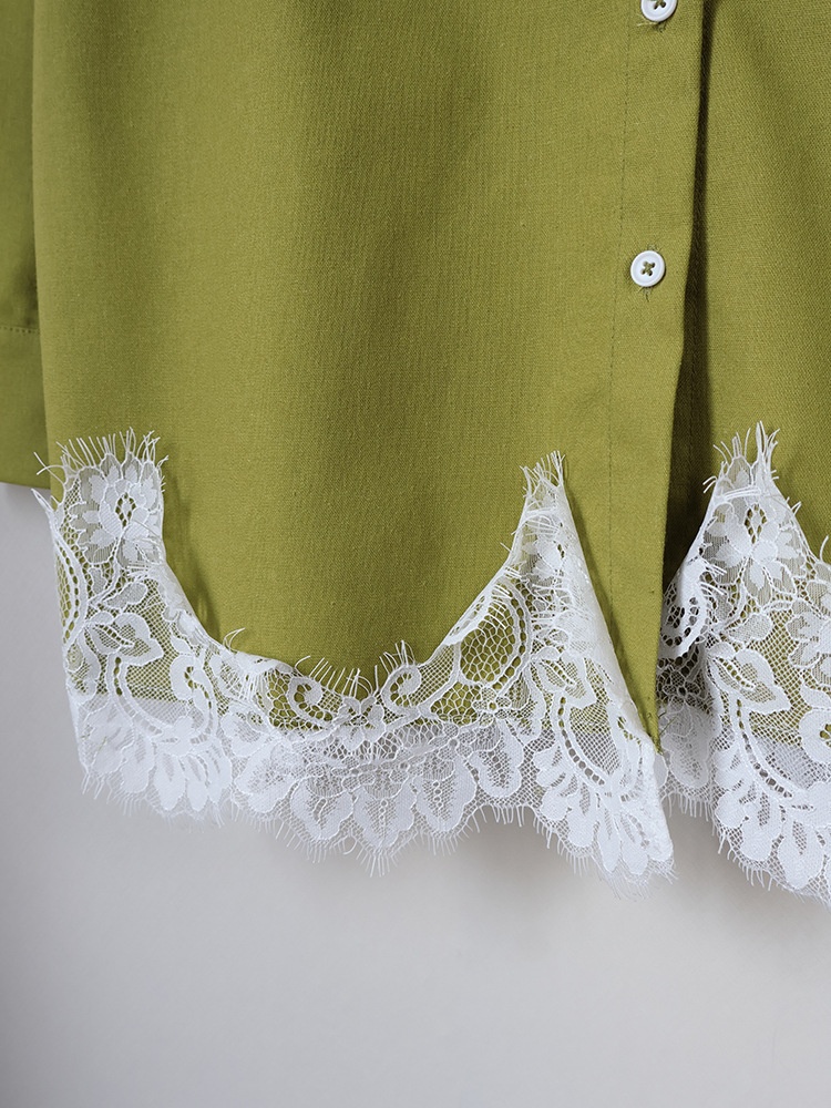 Completo da donna composto da camicia e pantaloncini con orlo in pizzo