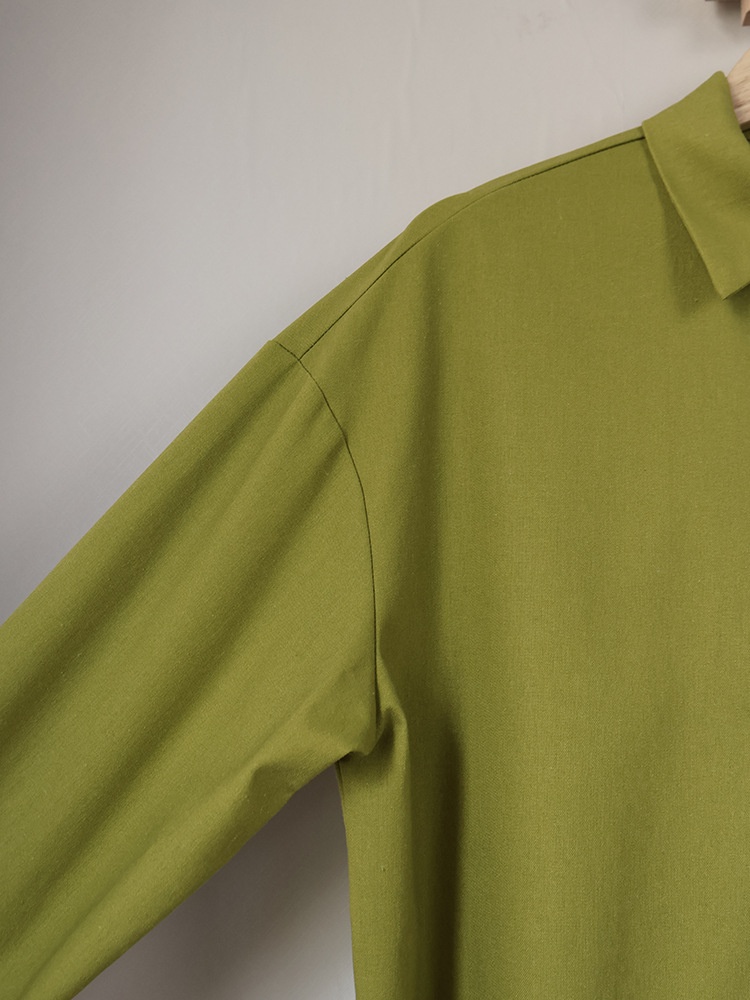 Completo da donna composto da camicia e pantaloncini con orlo in pizzo