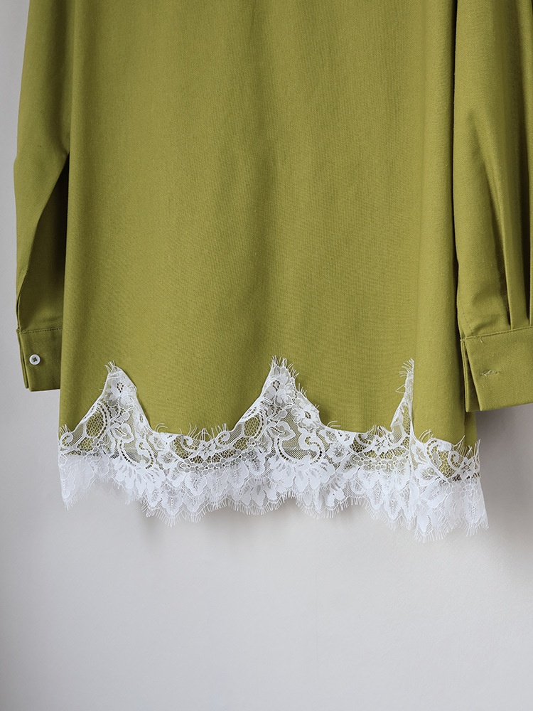 Completo da donna composto da camicia e pantaloncini con orlo in pizzo