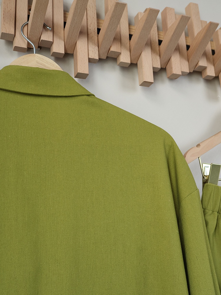Completo da donna composto da camicia e pantaloncini con orlo in pizzo