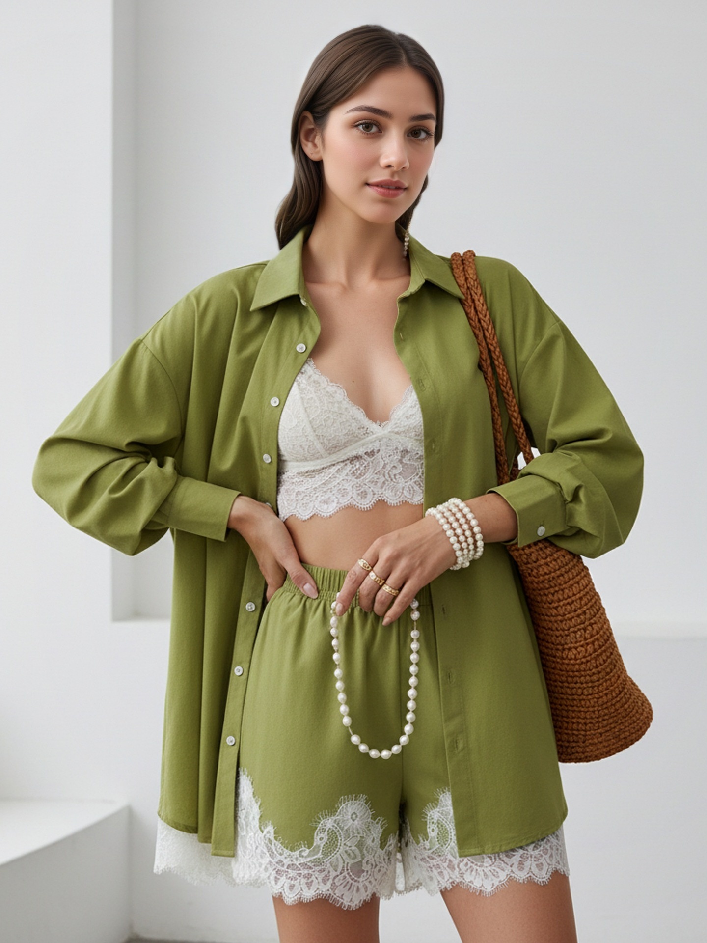 Completo da donna composto da camicia e pantaloncini con orlo in pizzo