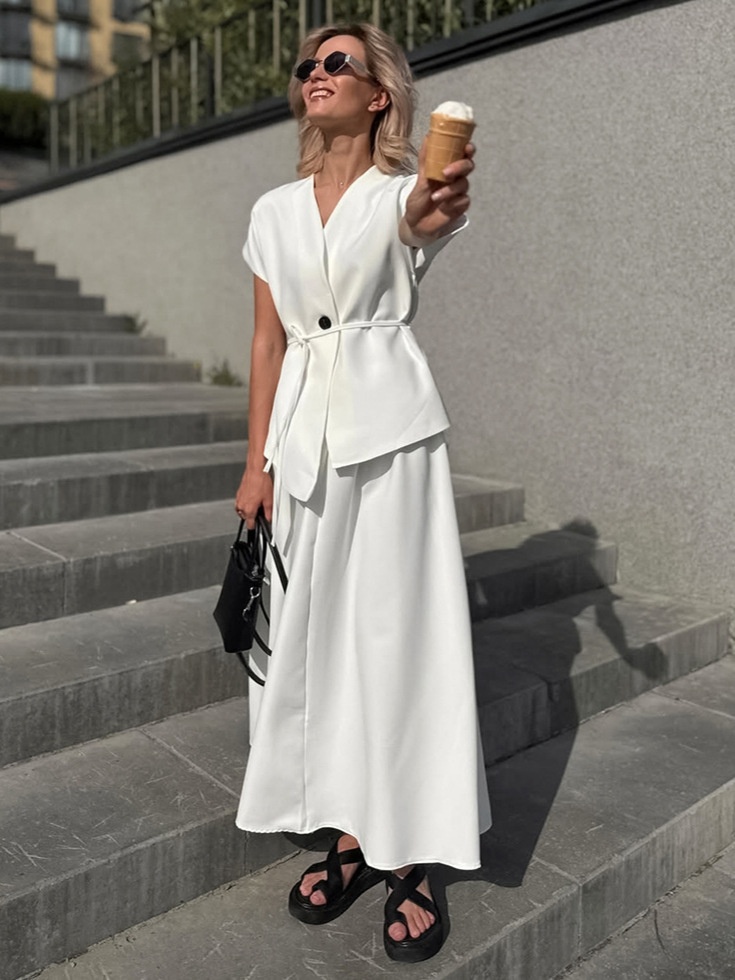 Ensemble élégant haut cache-cœur blanc et jupe maxi