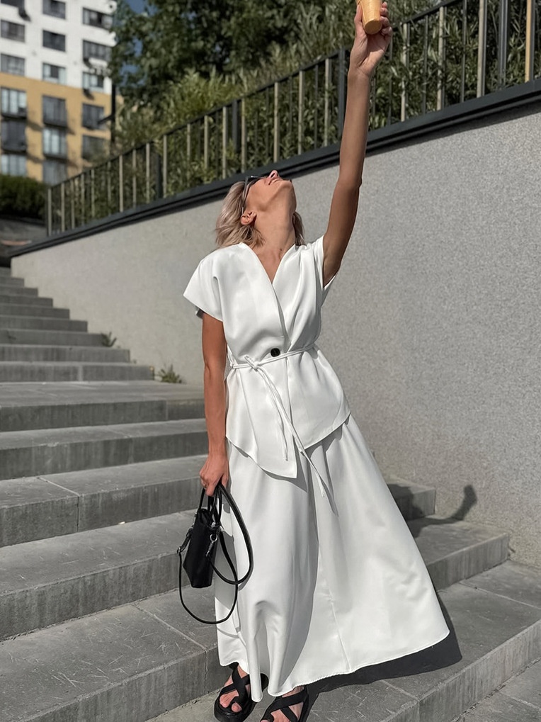 Ensemble élégant haut cache-cœur blanc et jupe maxi