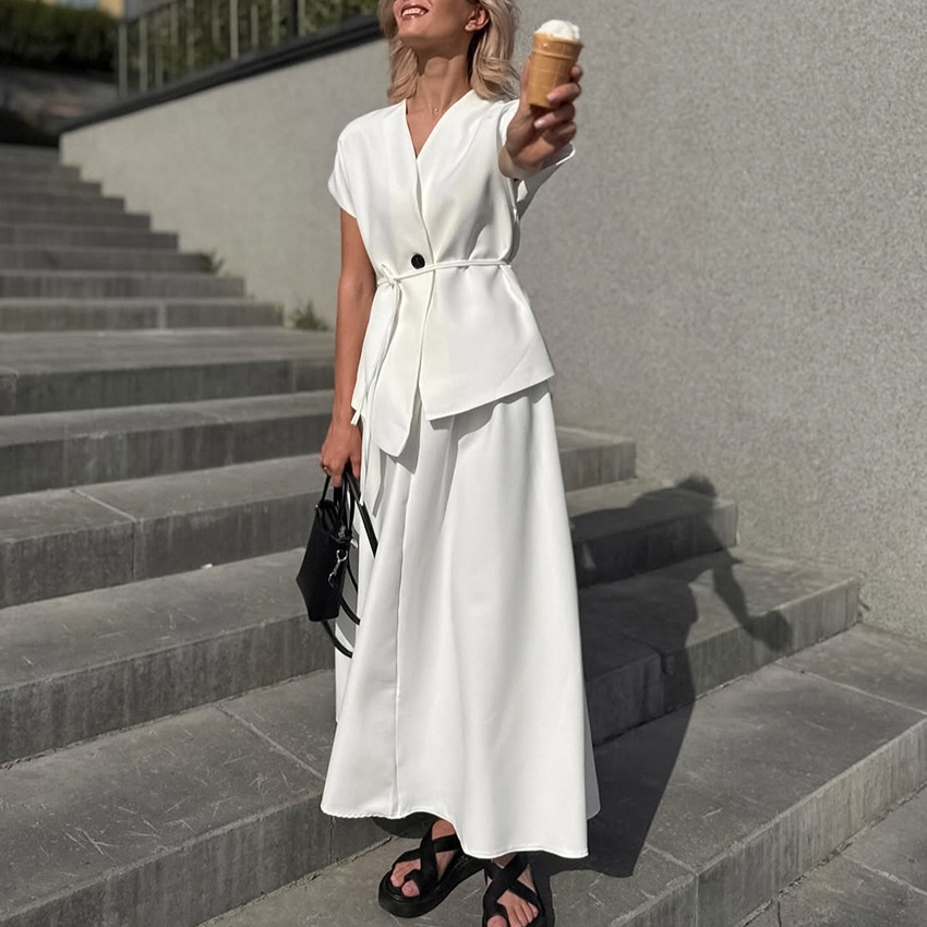 Ensemble élégant haut cache-cœur blanc et jupe maxi