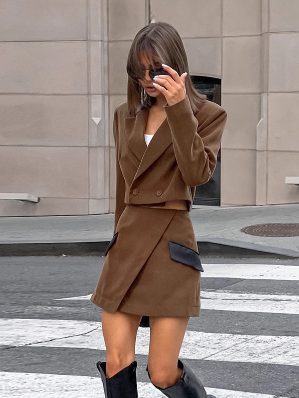 Ensemble blazer court marron et mini-jupe avec bordure en similicuir