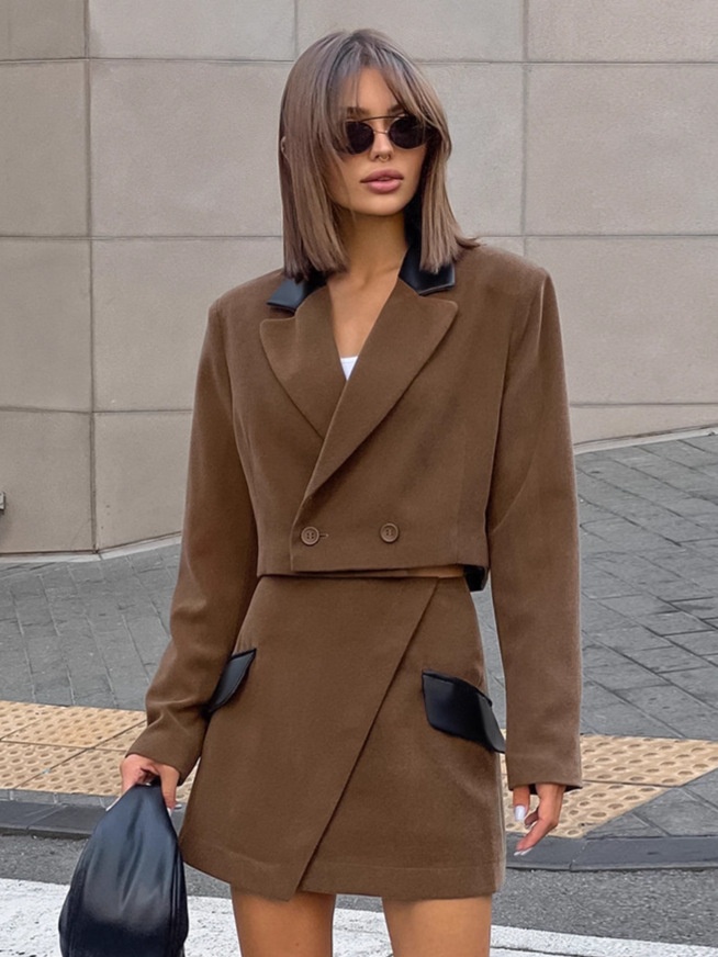 Ensemble blazer court marron et mini-jupe avec bordure en similicuir