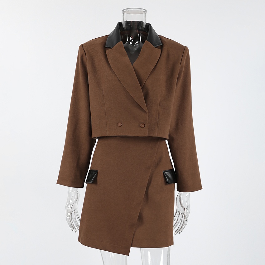 Ensemble blazer court marron et mini-jupe avec bordure en similicuir