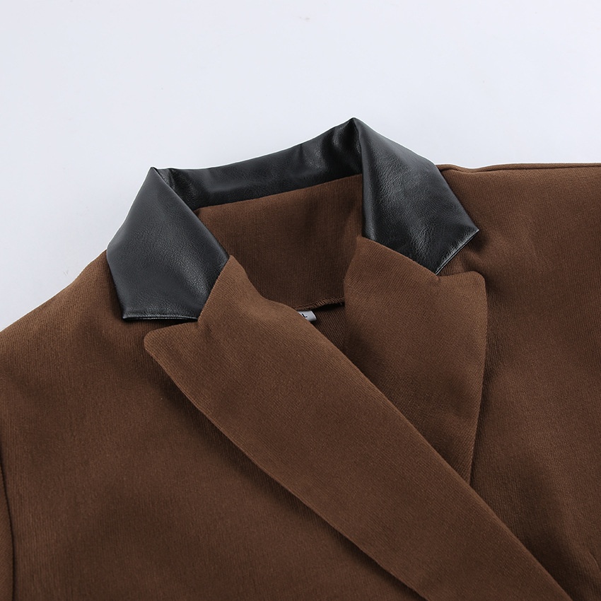 Ensemble blazer court marron et mini-jupe avec bordure en similicuir