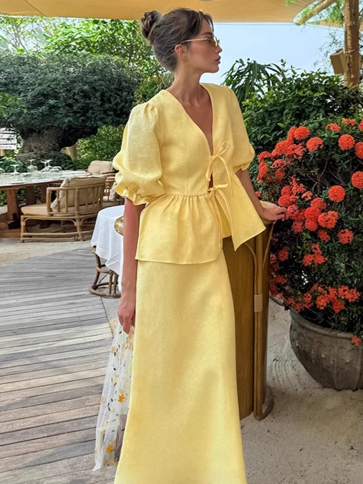 Ensemble deux pièces en lin jaune : top péplum et jupe midi