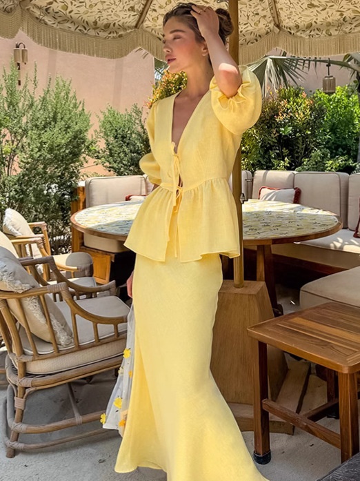 Ensemble deux pièces en lin jaune : top péplum et jupe midi