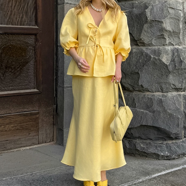 Ensemble deux pièces en lin jaune : top péplum et jupe midi
