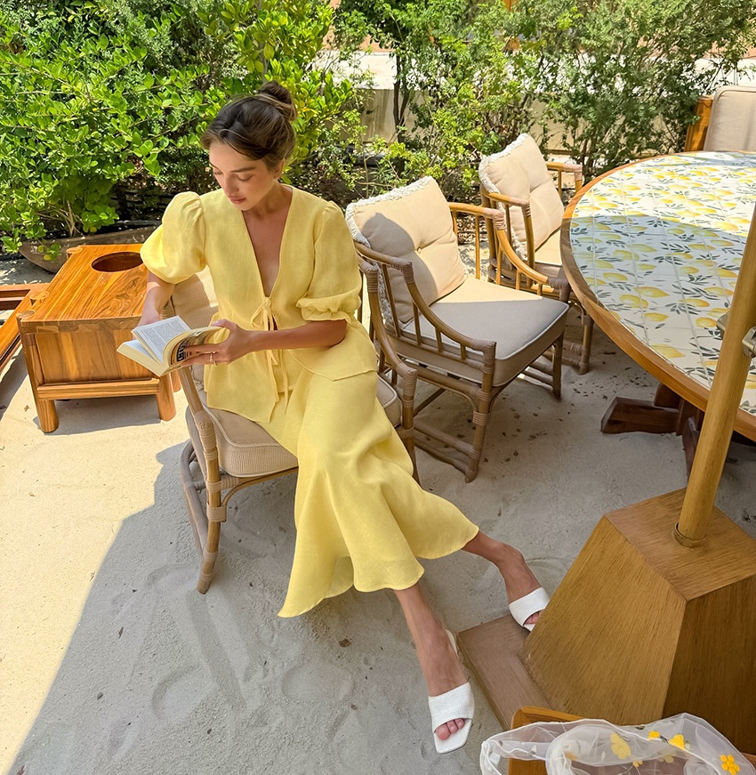 Completo giallo composto da top peplum con maniche a sbuffo e gonna lunga.