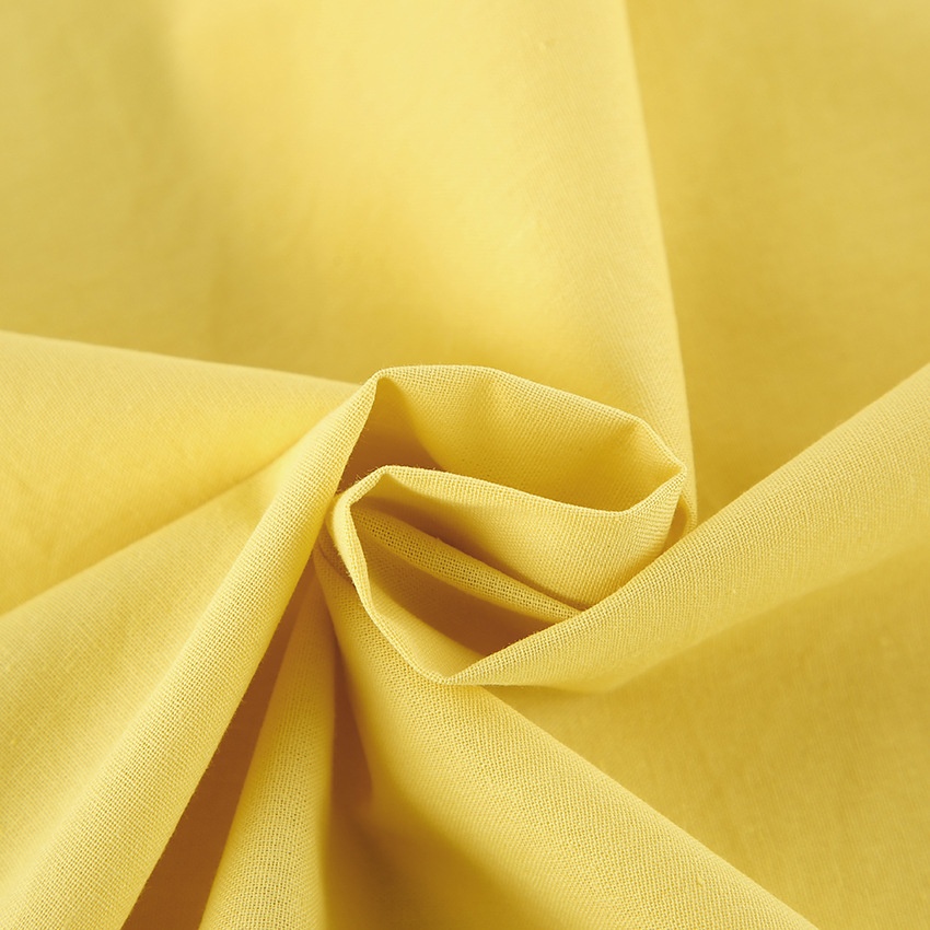 Completo giallo composto da top peplum con maniche a sbuffo e gonna lunga.