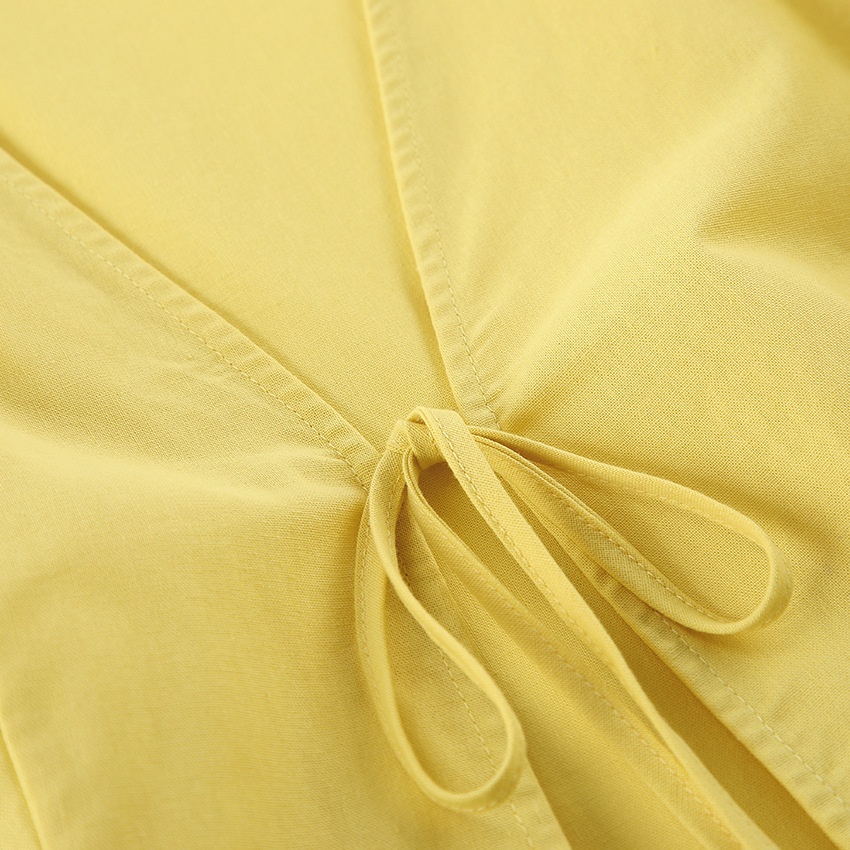 Completo giallo composto da top peplum con maniche a sbuffo e gonna lunga.