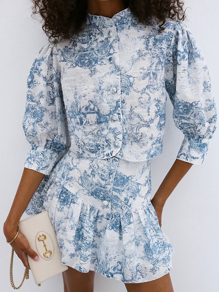 Completo composto da blusa corta e minigonna con stampa toile blu