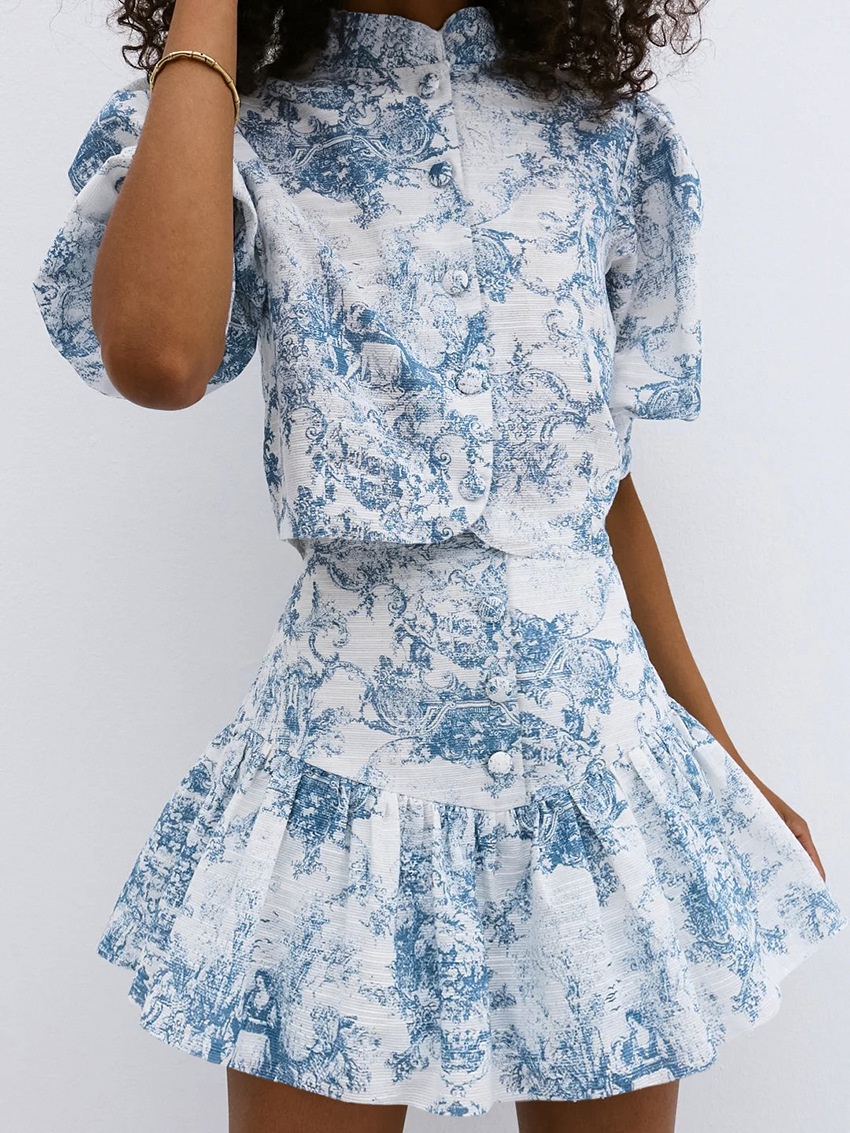 Completo composto da blusa corta e minigonna con stampa toile blu