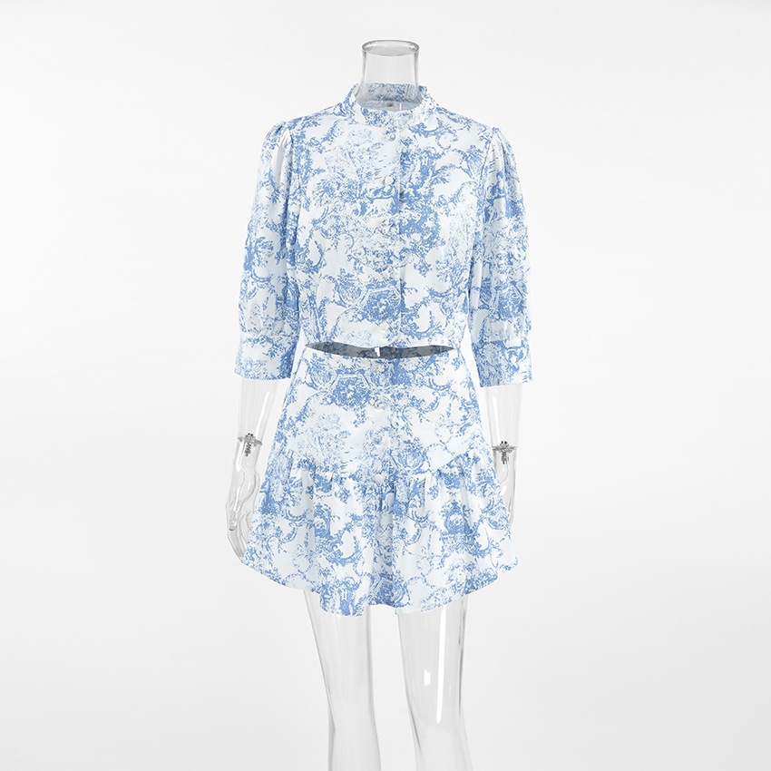 Completo composto da blusa corta e minigonna con stampa toile blu