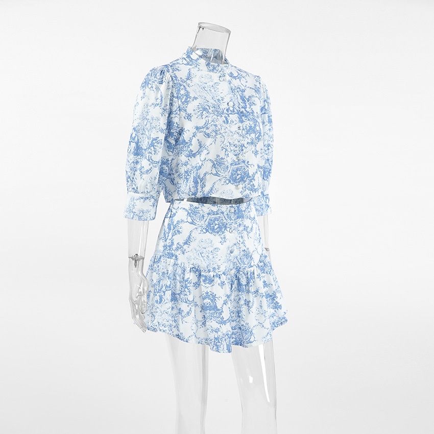 Completo composto da blusa corta e minigonna con stampa toile blu