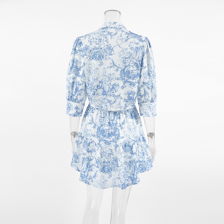 Completo composto da blusa corta e minigonna con stampa toile blu