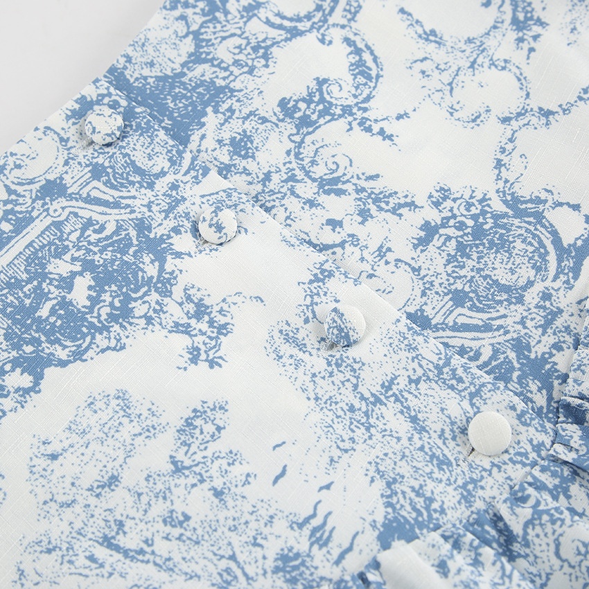 Completo composto da blusa corta e minigonna con stampa toile blu