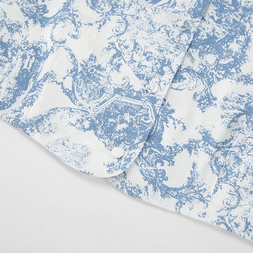 Completo composto da blusa corta e minigonna con stampa toile blu