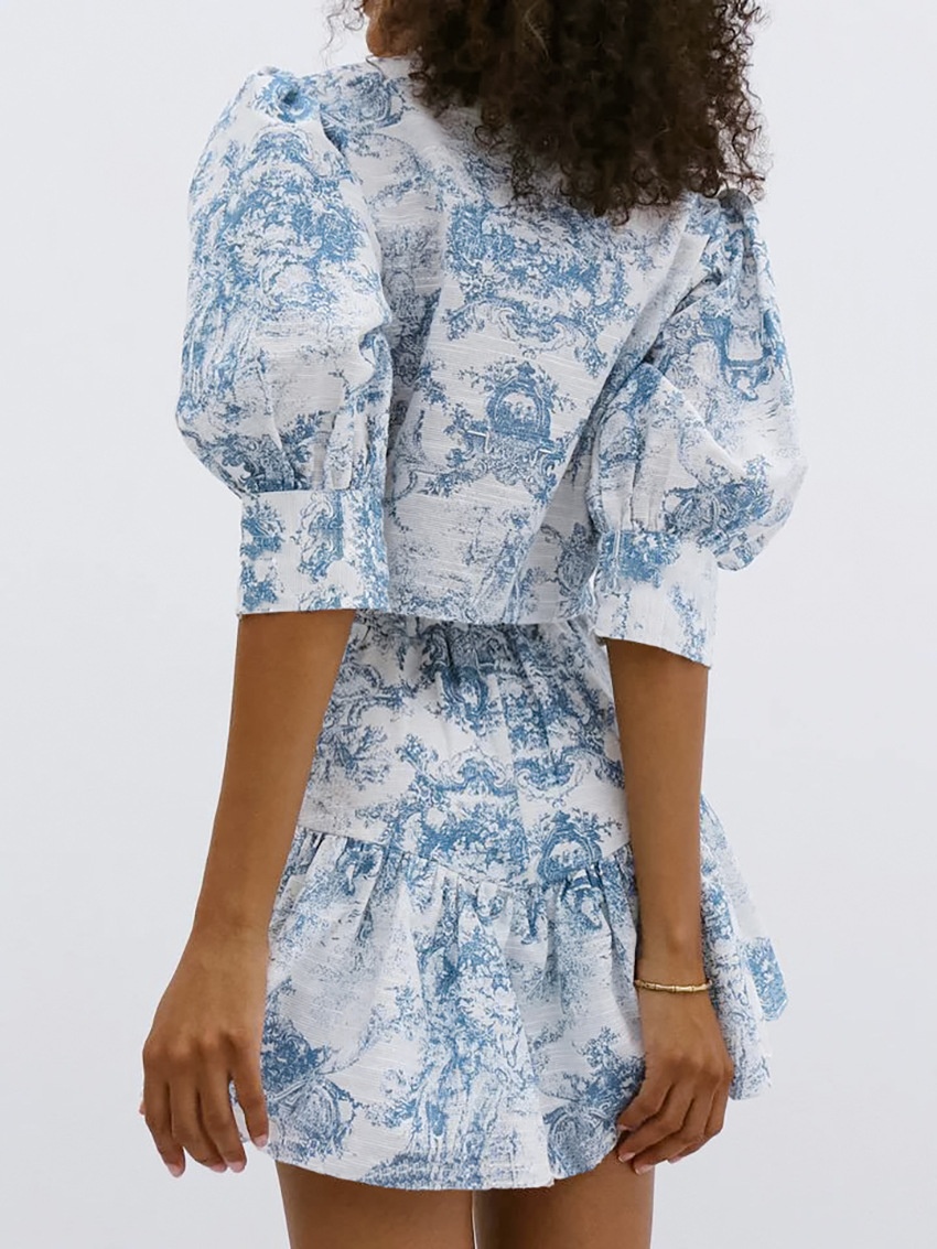 Completo composto da blusa corta e minigonna con stampa toile blu