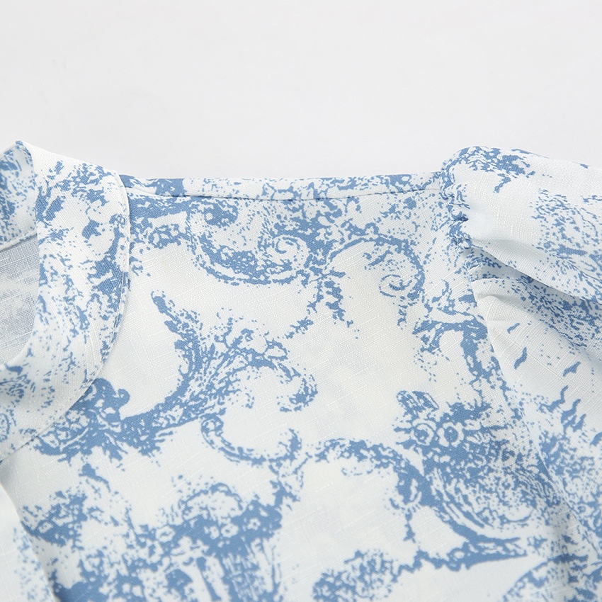 Completo composto da blusa corta e minigonna con stampa toile blu