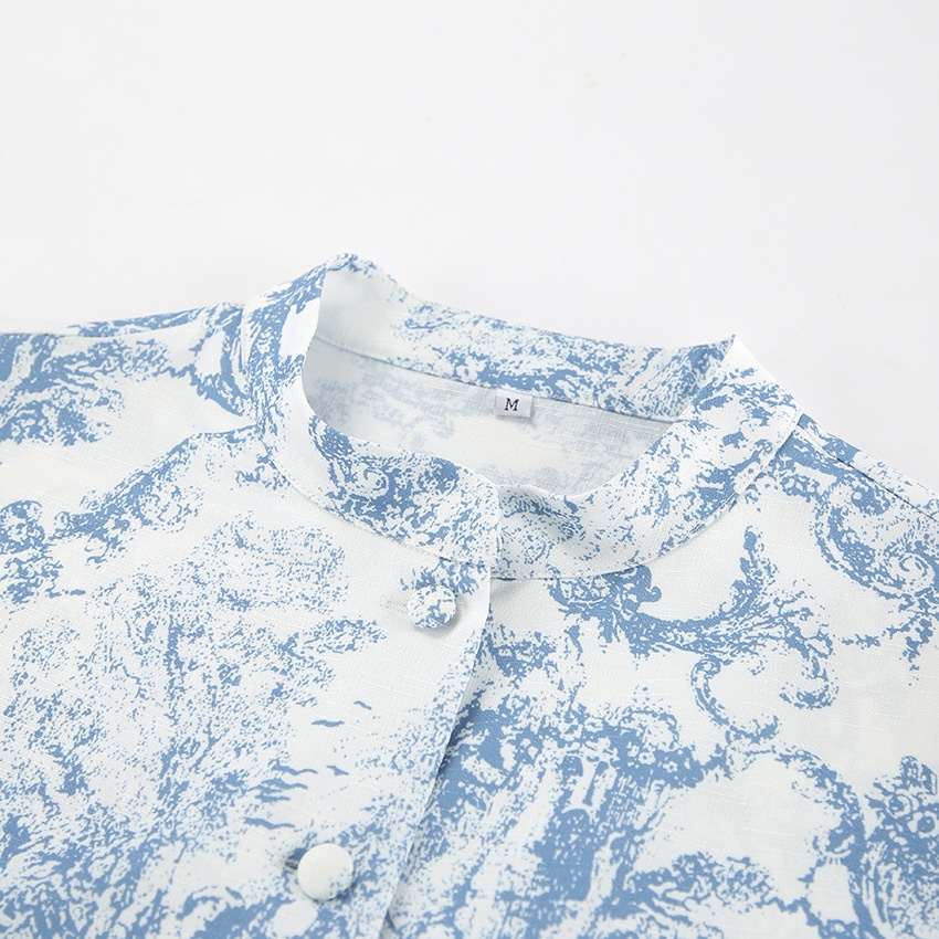 Completo composto da blusa corta e minigonna con stampa toile blu