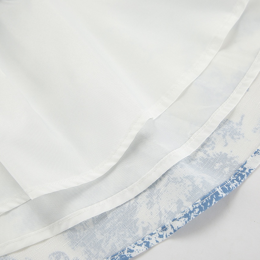 Completo composto da blusa corta e minigonna con stampa toile blu