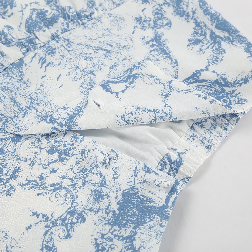 Completo composto da blusa corta e minigonna con stampa toile blu