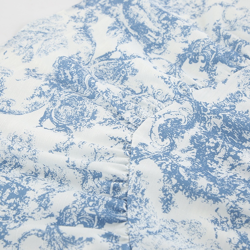 Completo composto da blusa corta e minigonna con stampa toile blu