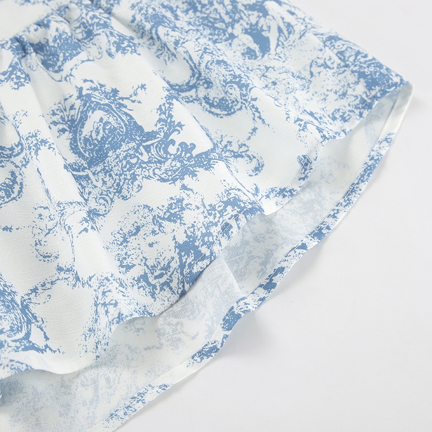 Completo composto da blusa corta e minigonna con stampa toile blu