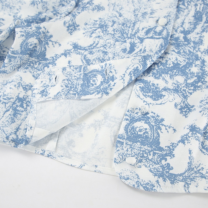 Completo composto da blusa corta e minigonna con stampa toile blu