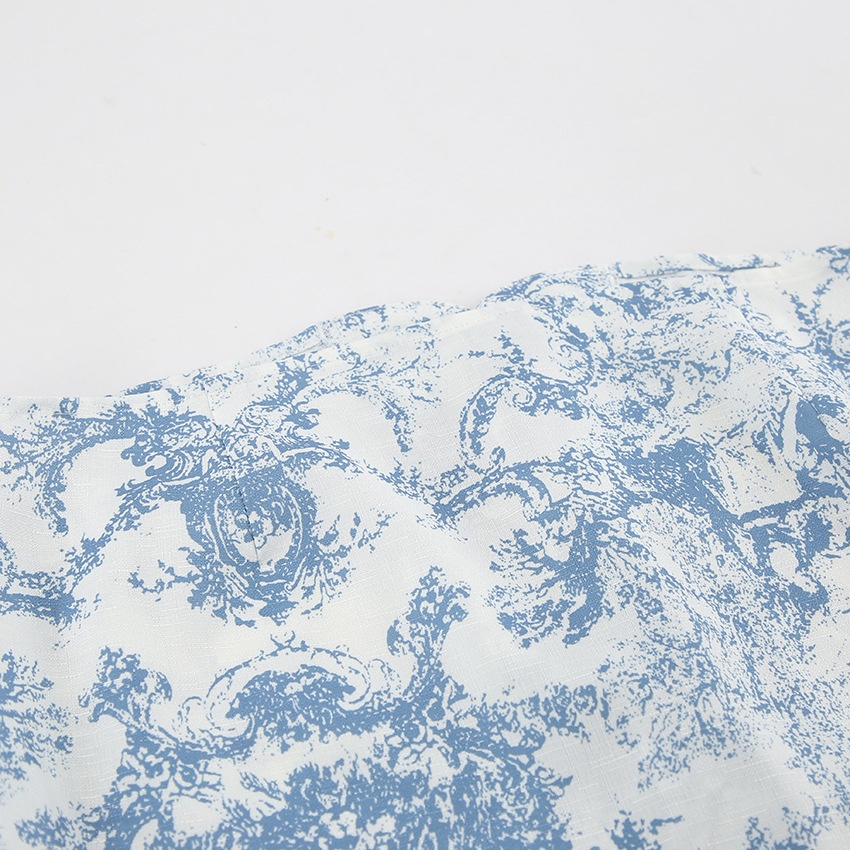 Completo composto da blusa corta e minigonna con stampa toile blu