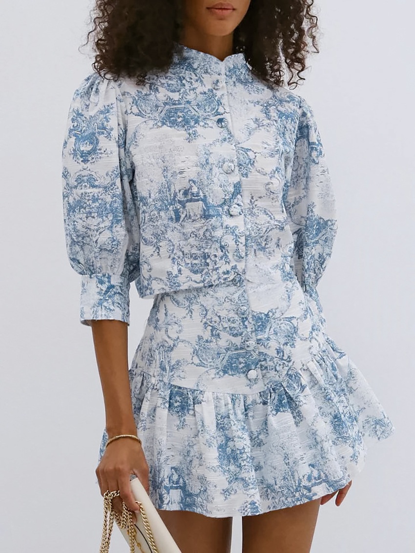 Completo composto da blusa corta e minigonna con stampa toile blu