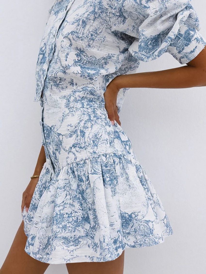 Completo composto da blusa corta e minigonna con stampa toile blu