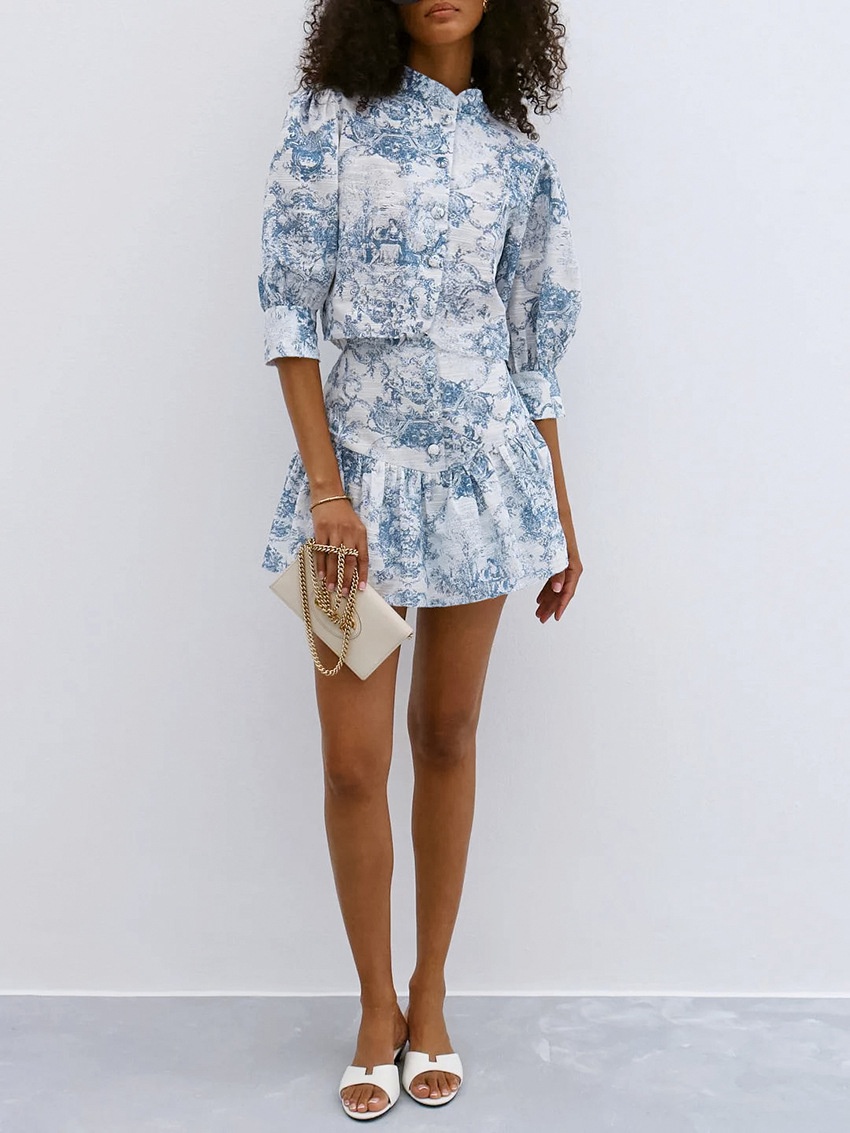 Completo composto da blusa corta e minigonna con stampa toile blu