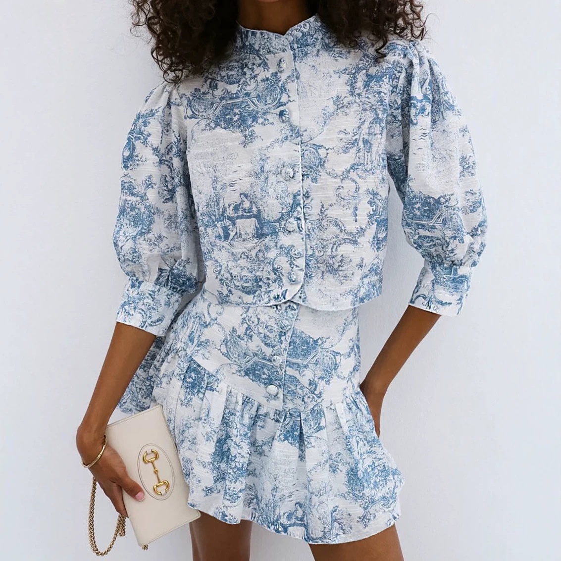 Completo composto da blusa corta e minigonna con stampa toile blu