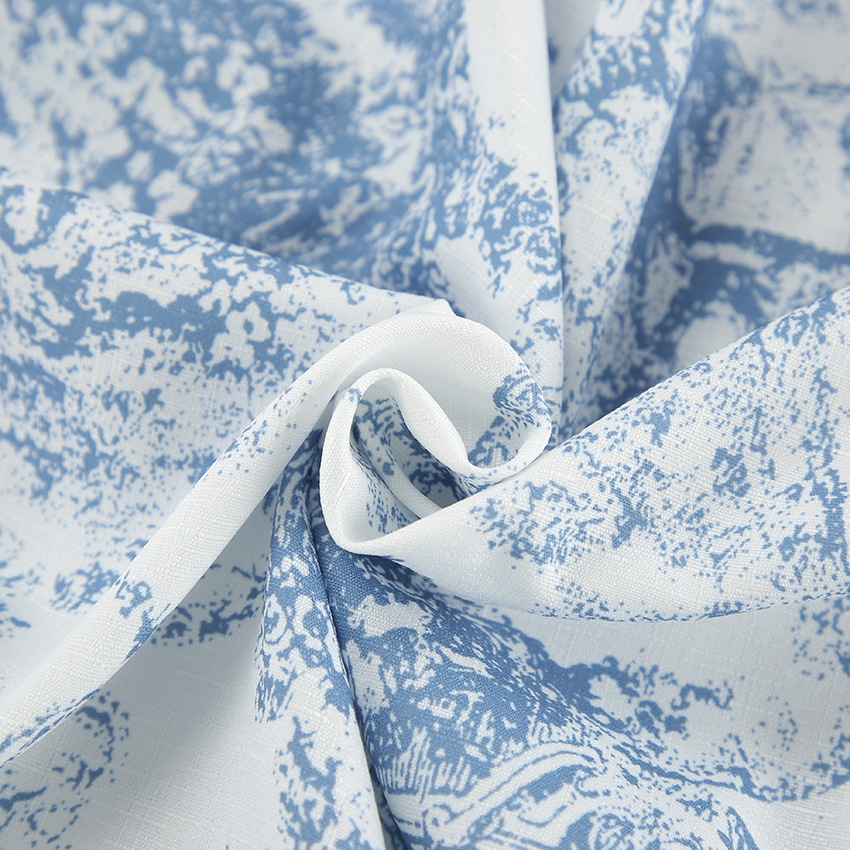 Completo composto da blusa corta e minigonna con stampa toile blu